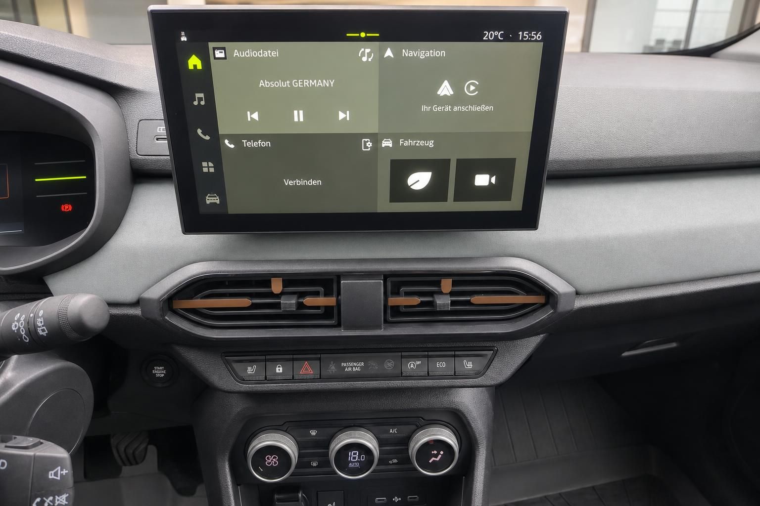 Infotainment-Display und Klimabedienung im Dacia Armaturenbrett Nahaufnahme