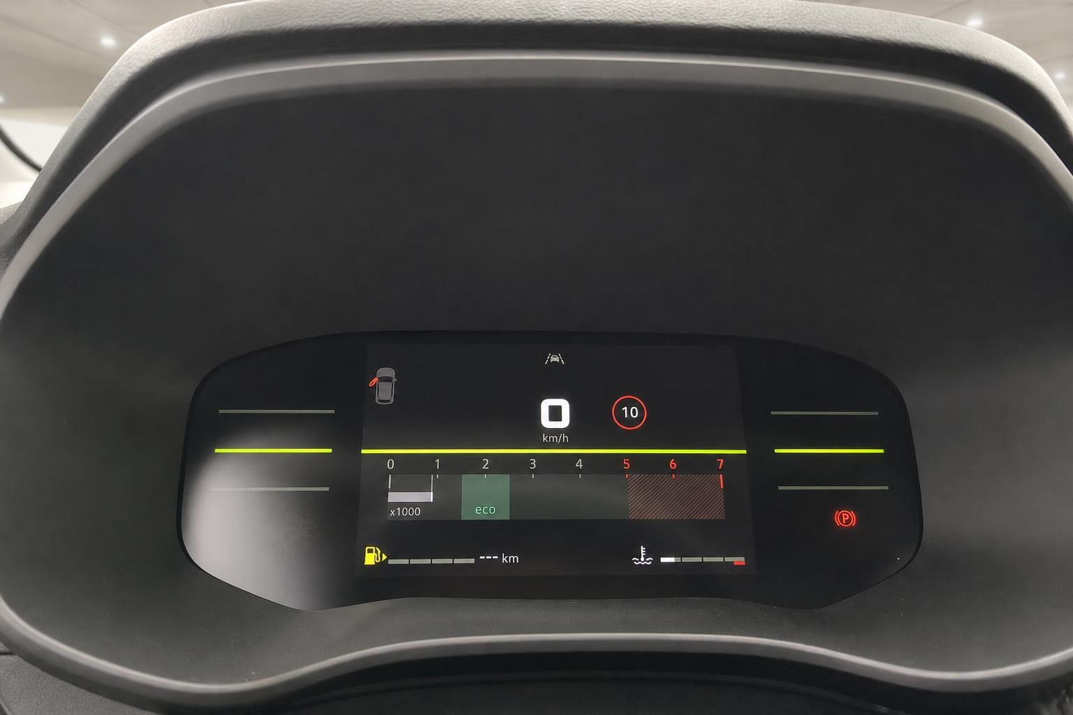 Digitales Kombiinstrument mit Tacho und Geschwindigkeitsanzeige im Fahrzeug