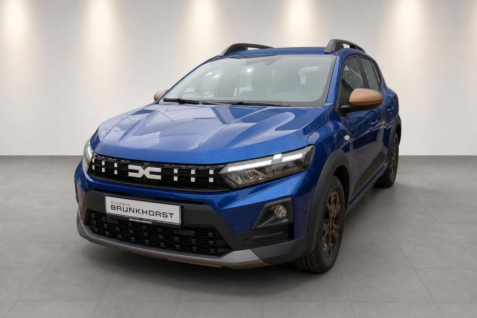 Dacia Sandero Stepway in Blau, Frontansicht schräg im Autohaus