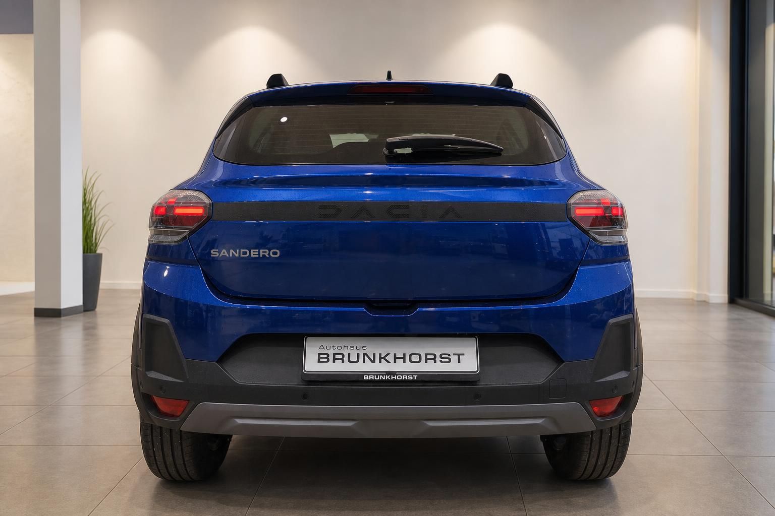 Dacia Sandero in Blau, Heckansicht mit LED-Rückleuchten