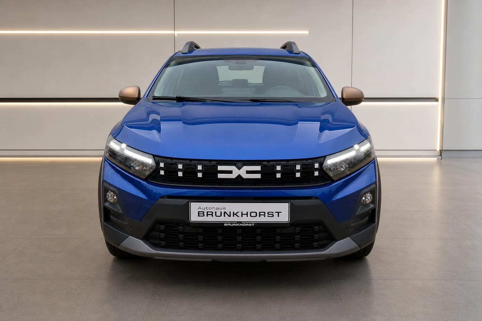 Dacia Sandero Stepway in Blau, direkte Frontansicht mit LED-Licht