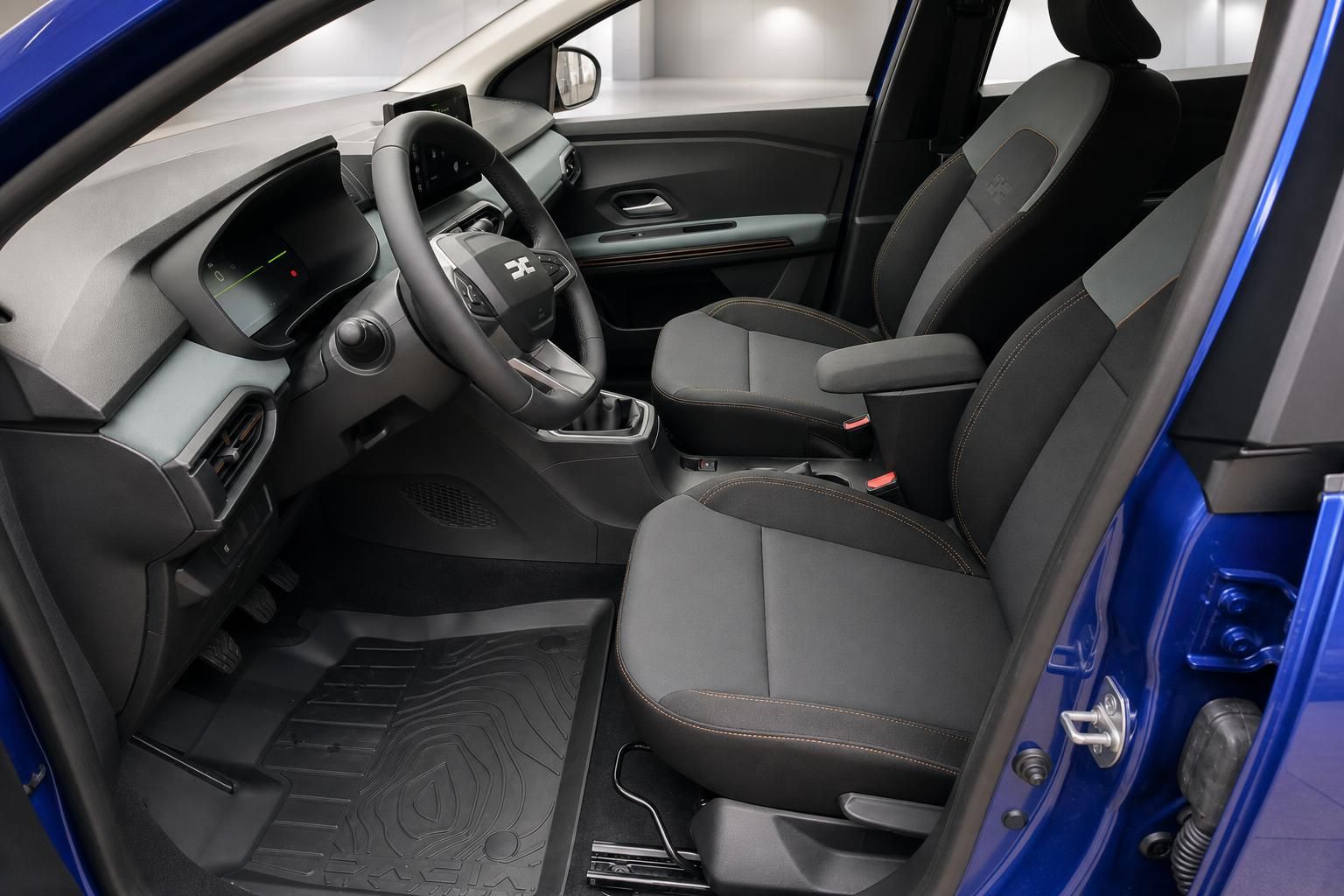 Dacia Sandero Innenraum mit schwarzen Sportsitzen und Armaturenbrett