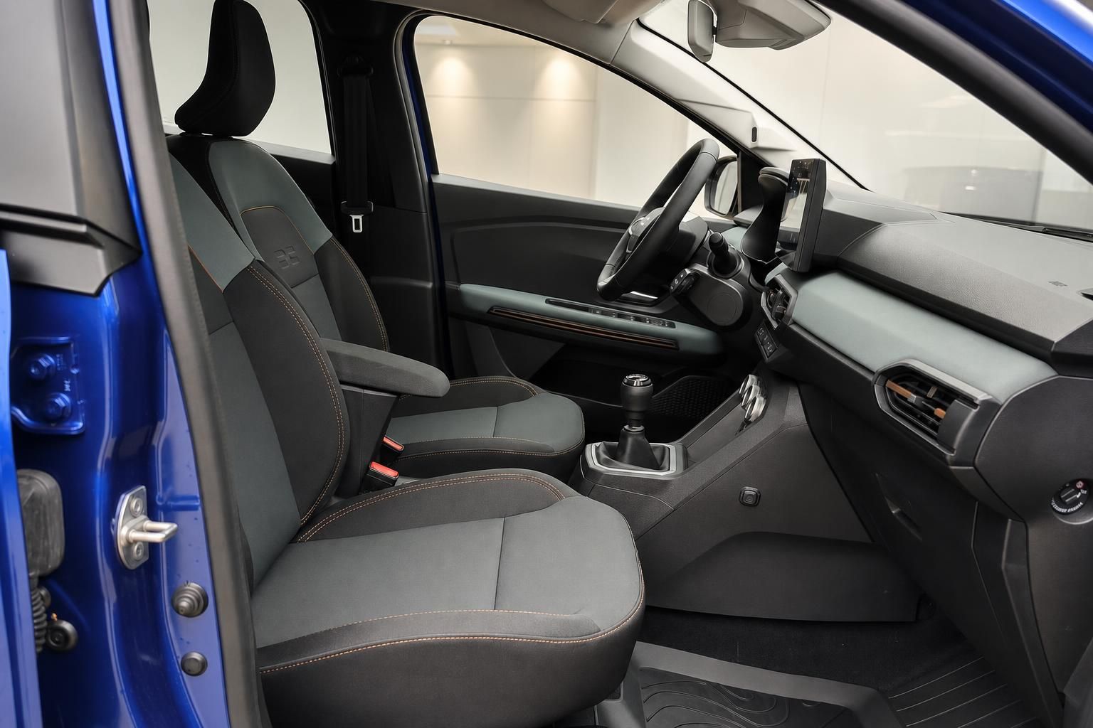 Vordersitze und Cockpit mit Schaltknauf im Dacia Fahrzeuginnenraum