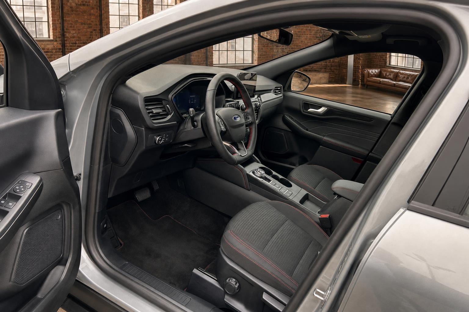 Ford Innenraum mit Blick auf Cockpit und Vordersitze
