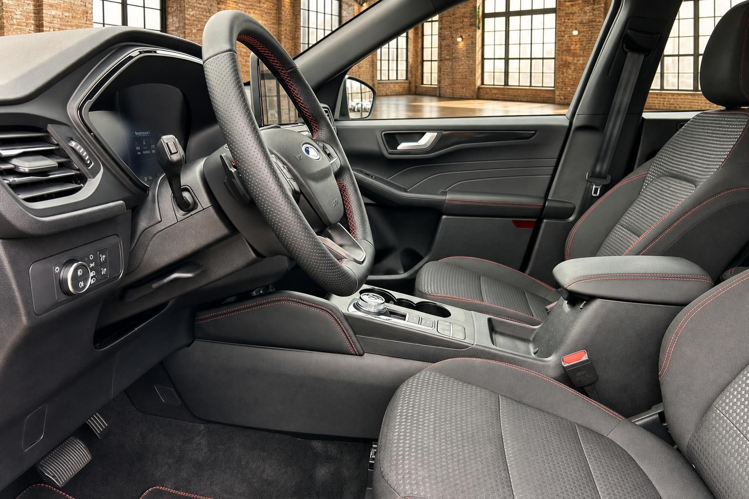 Ford Innenraum Vordersitze mit rotem Kontrastnaht-Design und Sportlenkrad