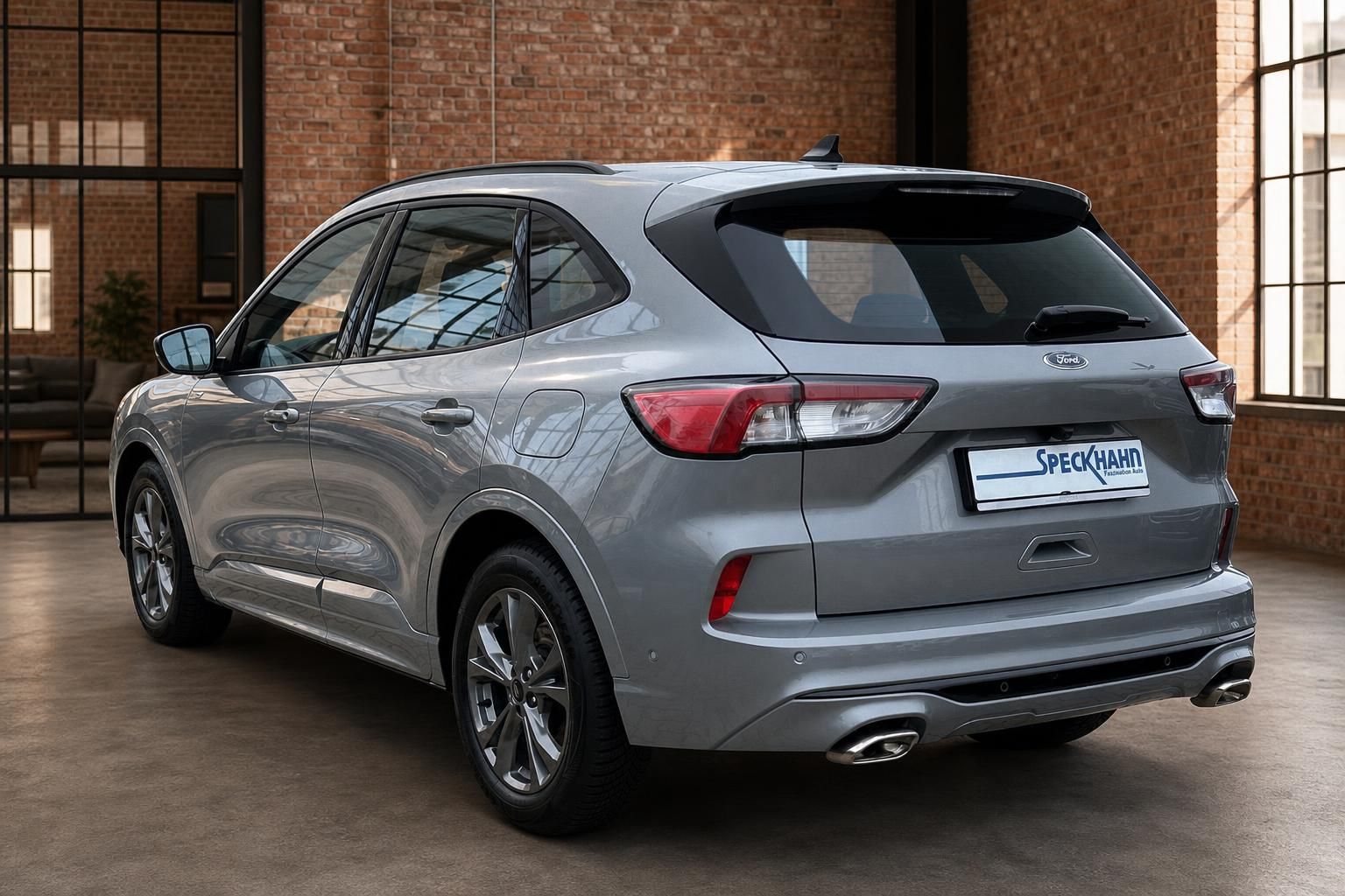 Ford Kuga in Silber, Heckansicht schräg in moderner Loft-Location