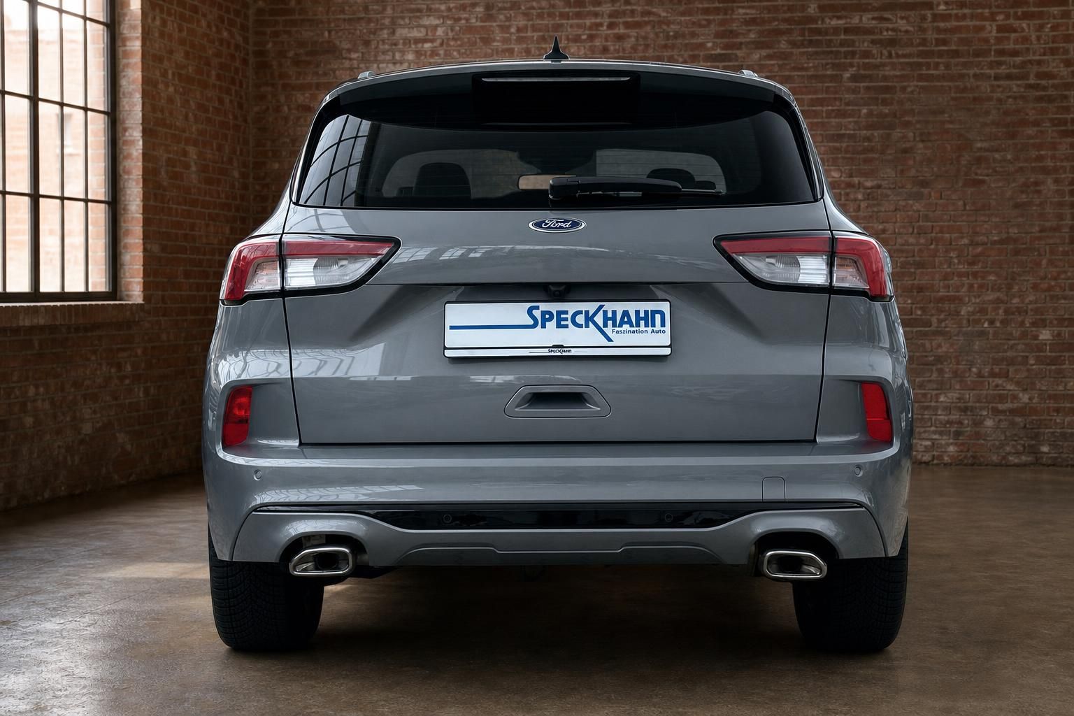 Ford Kuga grau, direkte Heckansicht mit Rücklichtern