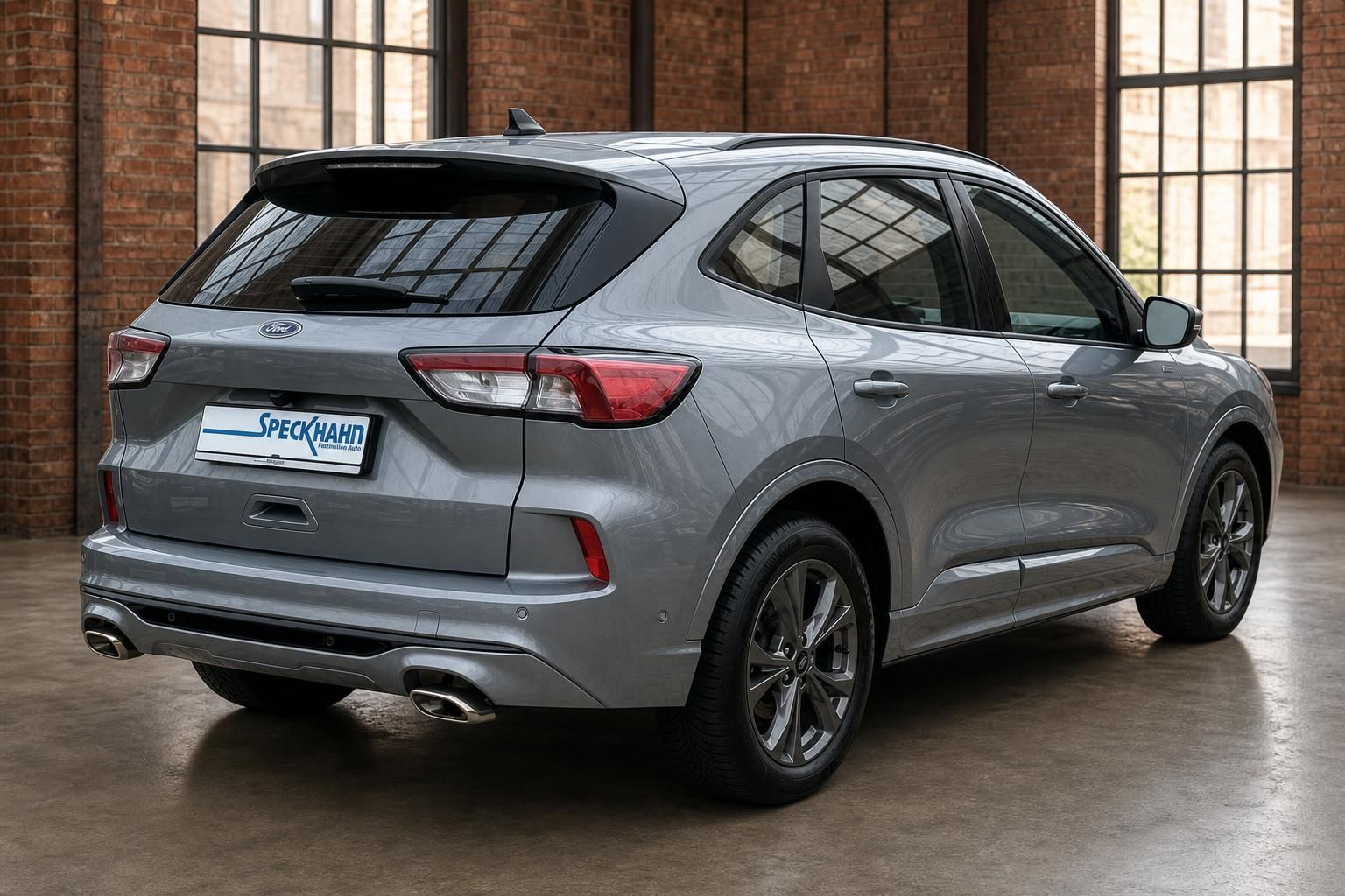 Ford Kuga grau, Heckansicht schräg mit Doppelendrohr