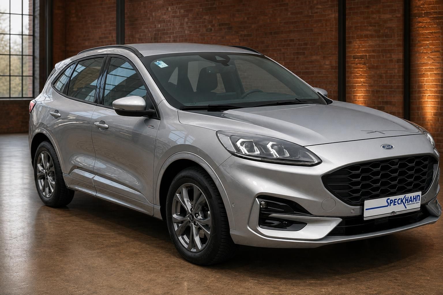 Ford Kuga silber, Frontansicht schräg in Industriehalle