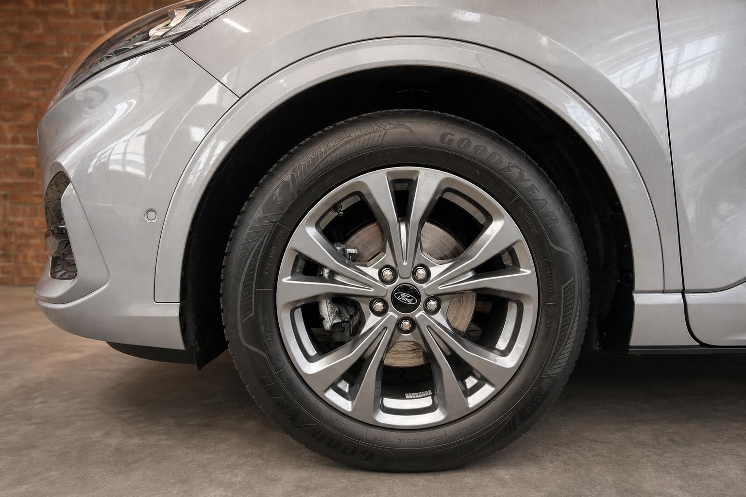 Ford SUV in Silber: Detailansicht Felge mit Goodyear-Reifen