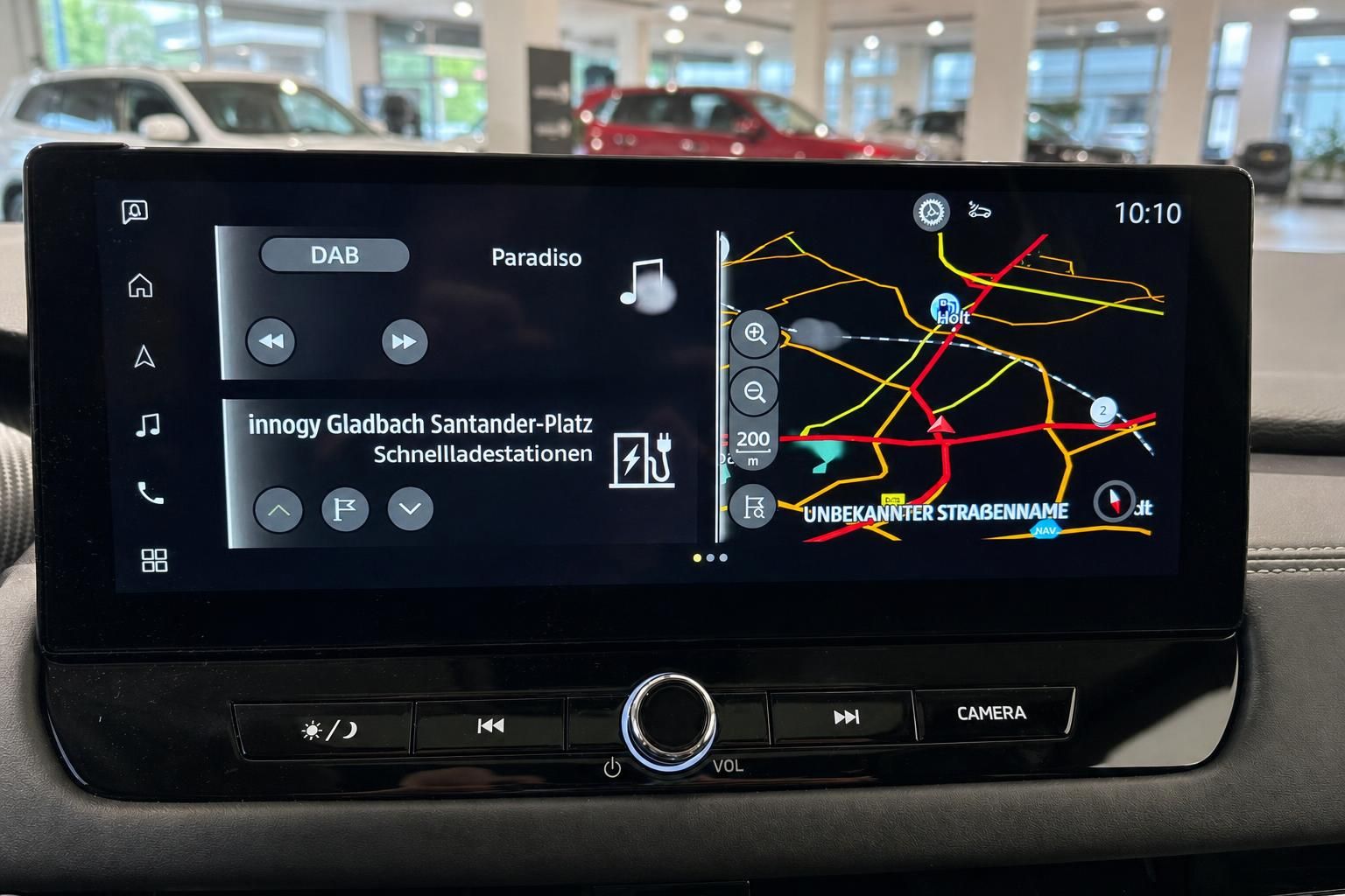 Infotainment-System mit Navigation und Ladestationen im Fahrzeug