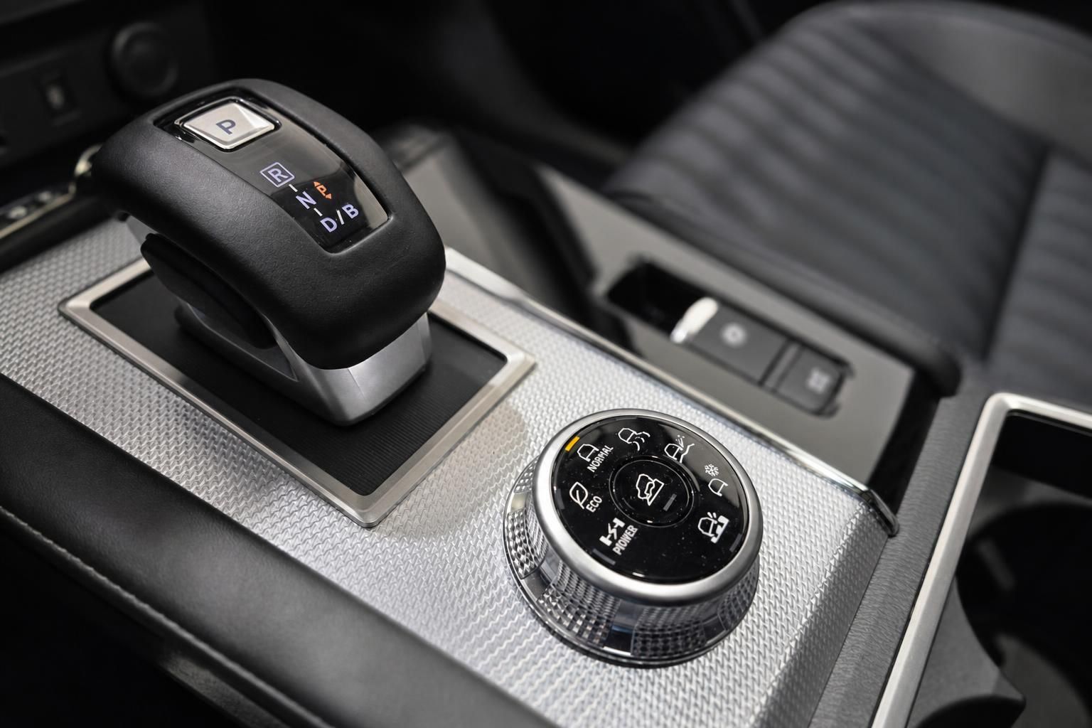 Automatik-Schalthebel und Fahrmodus-Regler im Innenraum