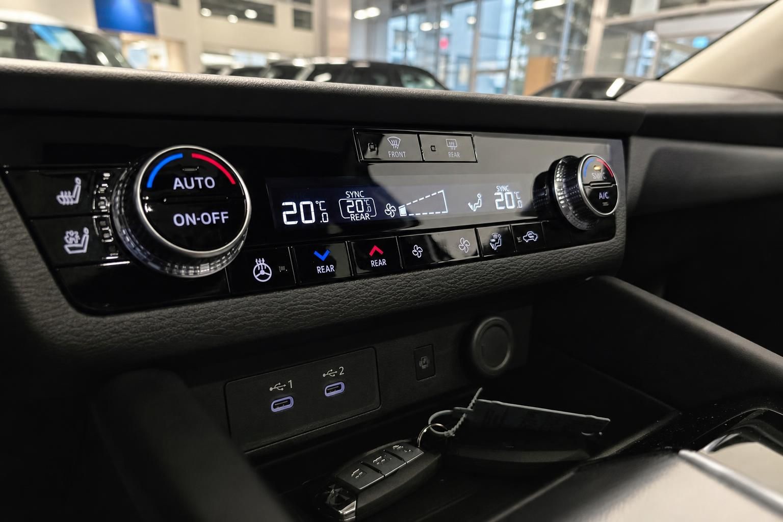 Klimaautomatik und USB-Anschluesse im Fahrzeuginterieur
