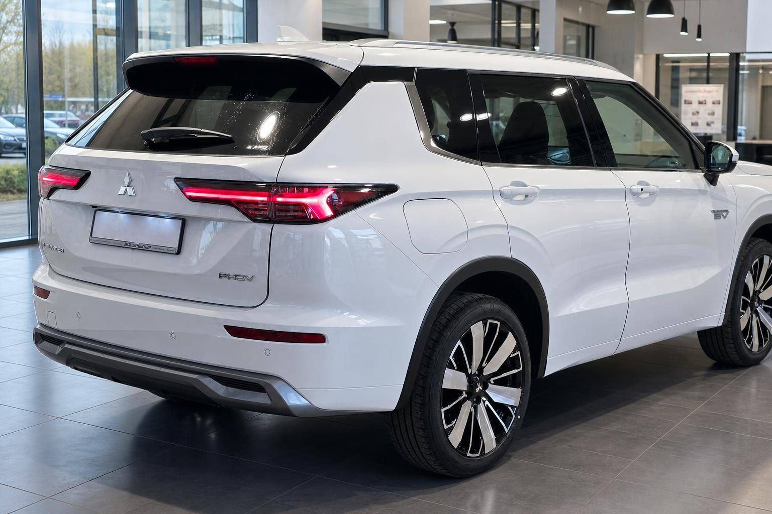 Mitsubishi Outlander PHEV weiß Heckansicht seitlich im Autohaus