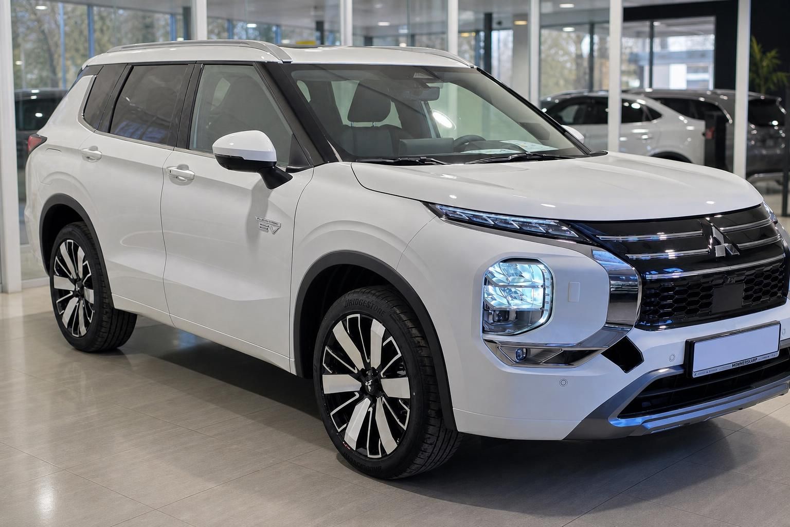 Mitsubishi Outlander PHEV weiß Front- und Seitenansicht Showroom