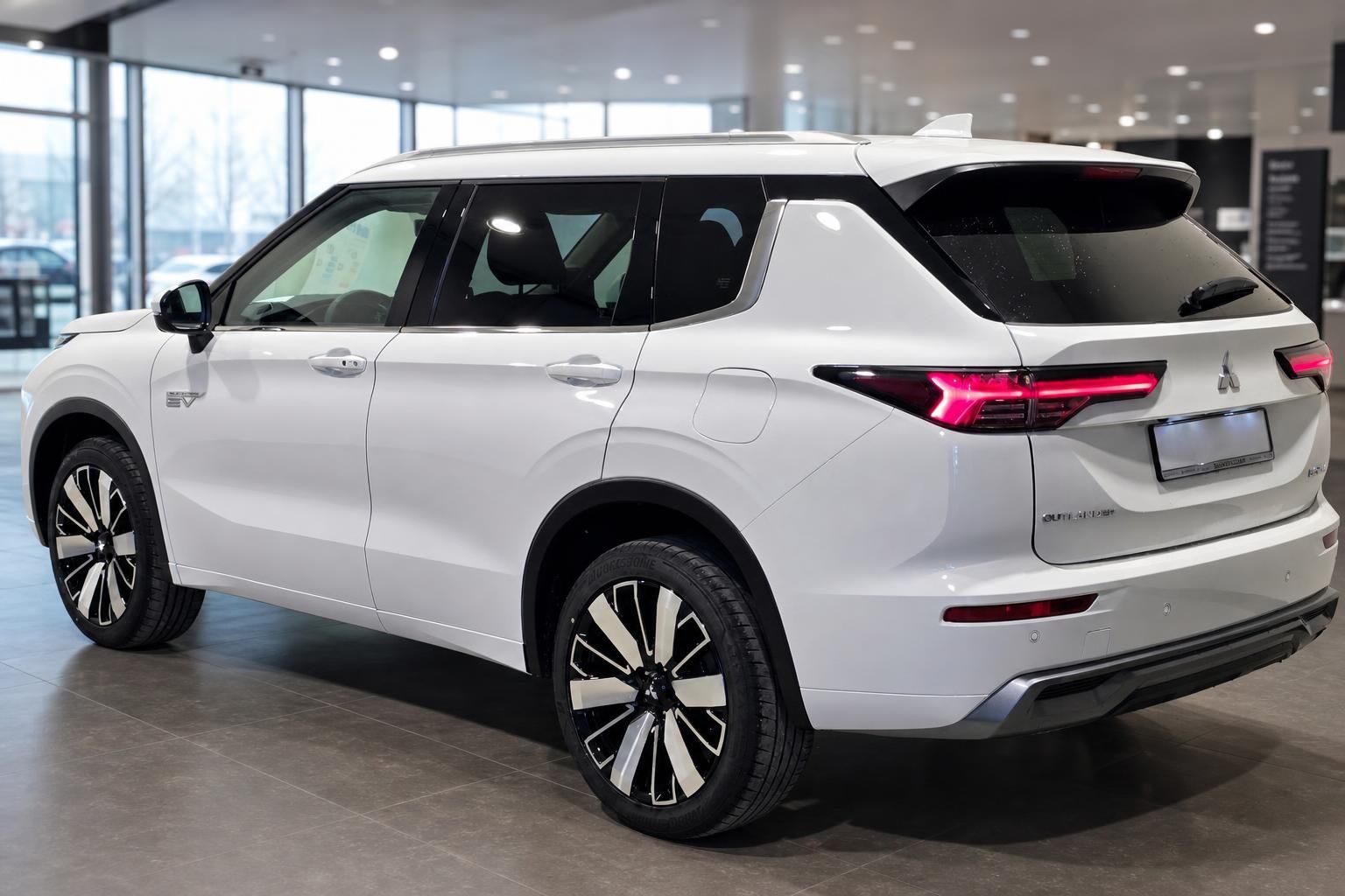 Mitsubishi Outlander PHEV weiß Heckansicht im Showroom