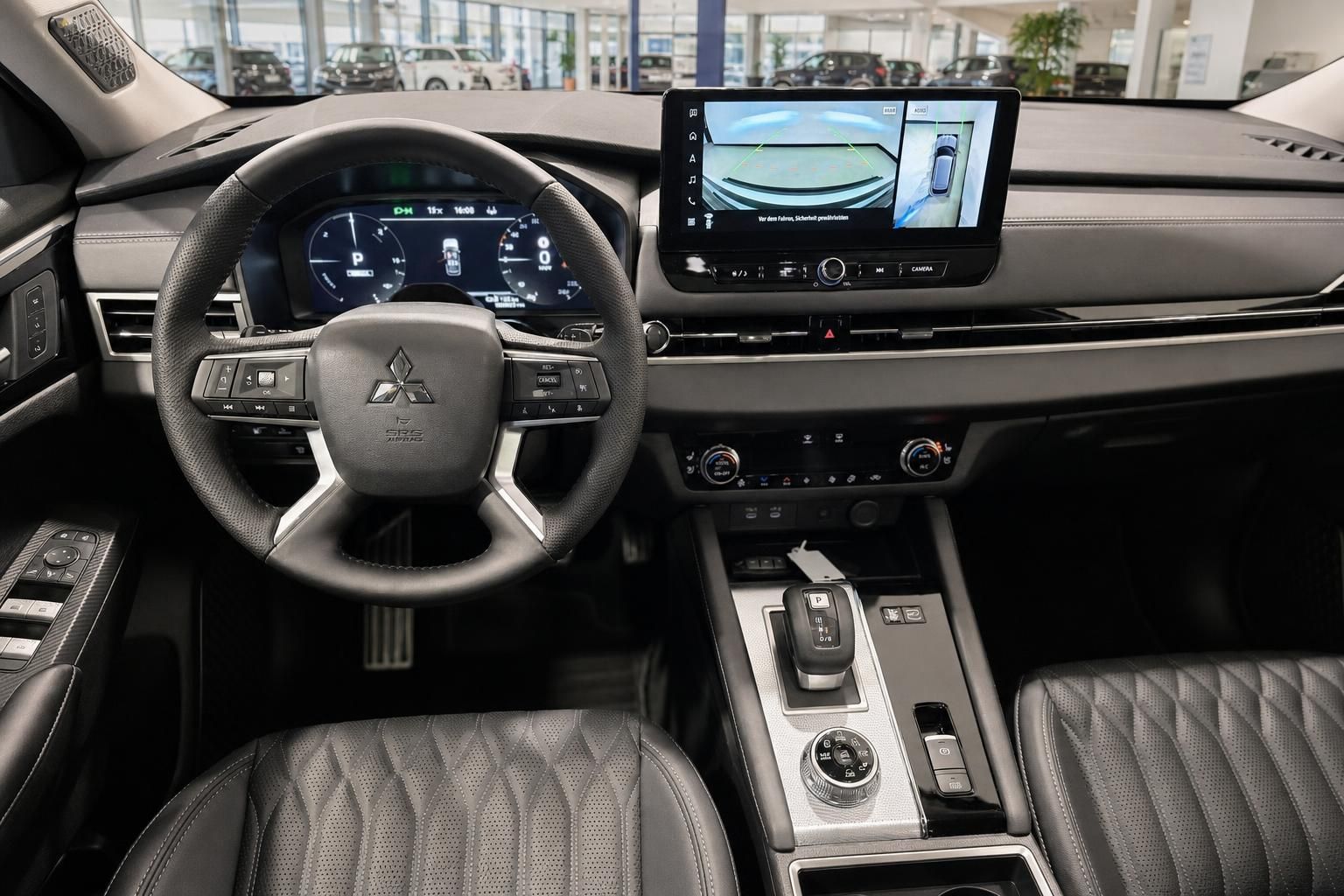 Mitsubishi Outlander Innenraum Cockpit mit Multifunktionslenkrad
