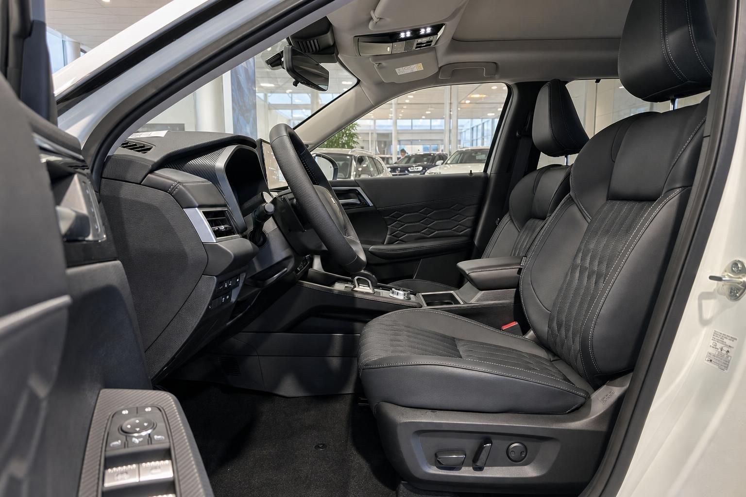 Fahrersitz und Cockpit mit schwarzer Lederausstattung im SUV