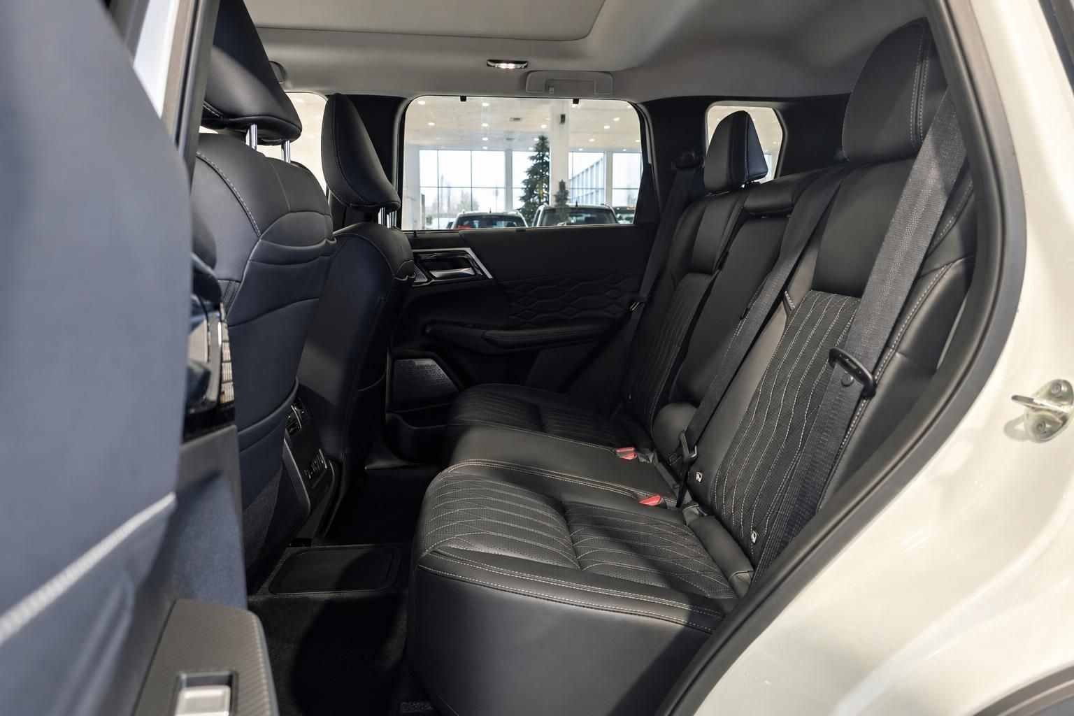 Fahrzeuginnenraum Rücksitze mit schwarzer Lederausstattung im SUV