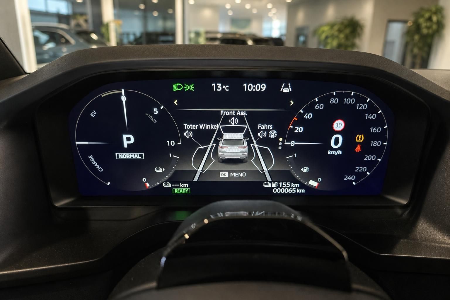 Digitales Kombiinstrument mit Fahrassistenzsystemen im Fahrzeugcockpit