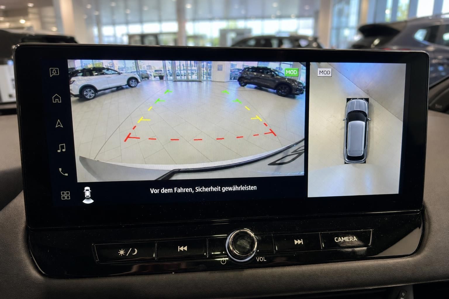 Infotainment-Display mit 360-Grad-Kamera und Einparkhilfe im Fahrzeug