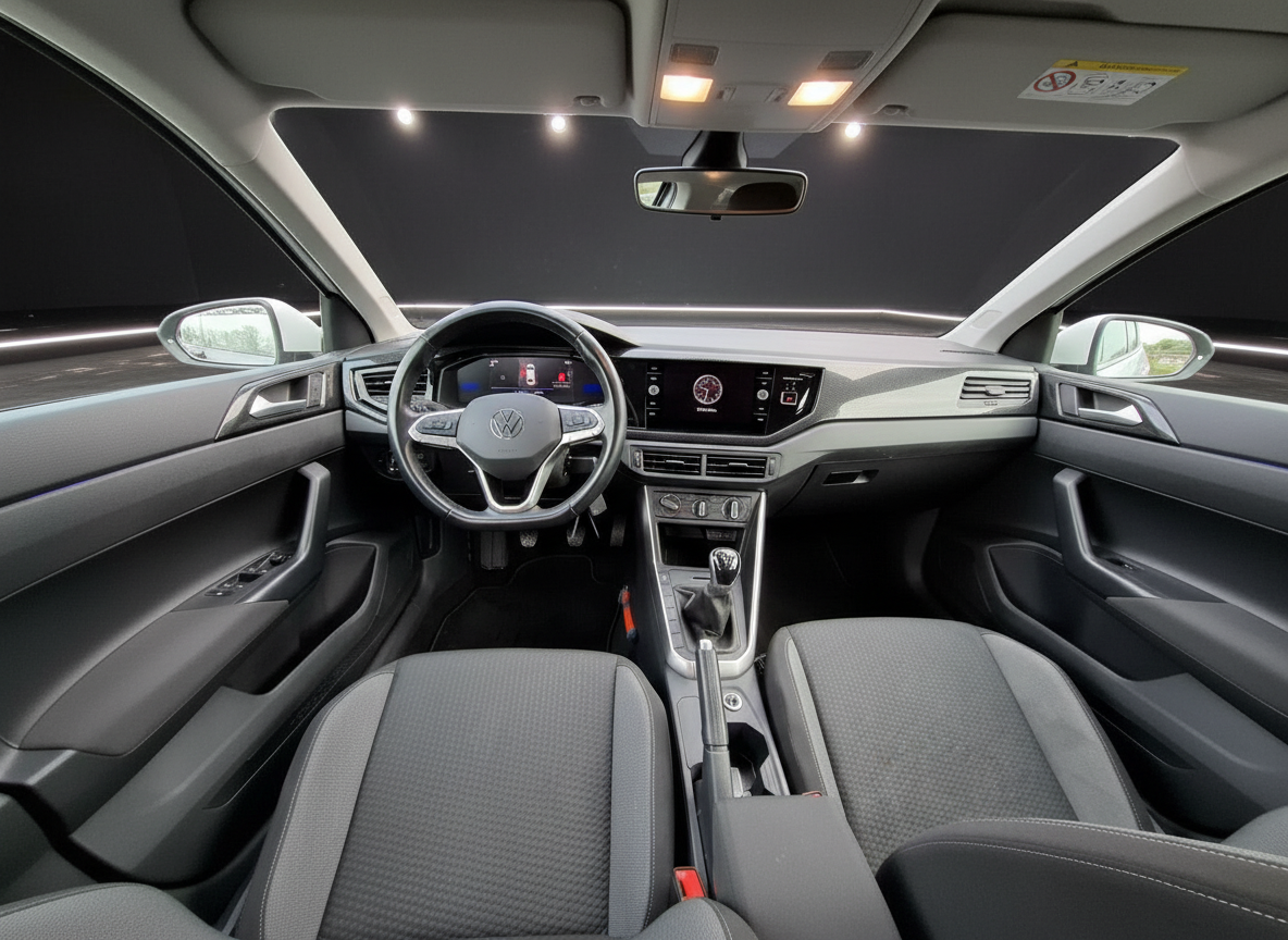 Volkswagen Innenraum mit Multifunktionslenkrad, Digitalcockpit und Infotainment-Display in Grau