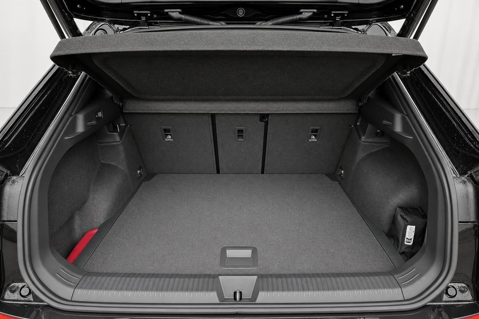 Leerer Kofferraum eines VW mit offener Heckklappe von innen