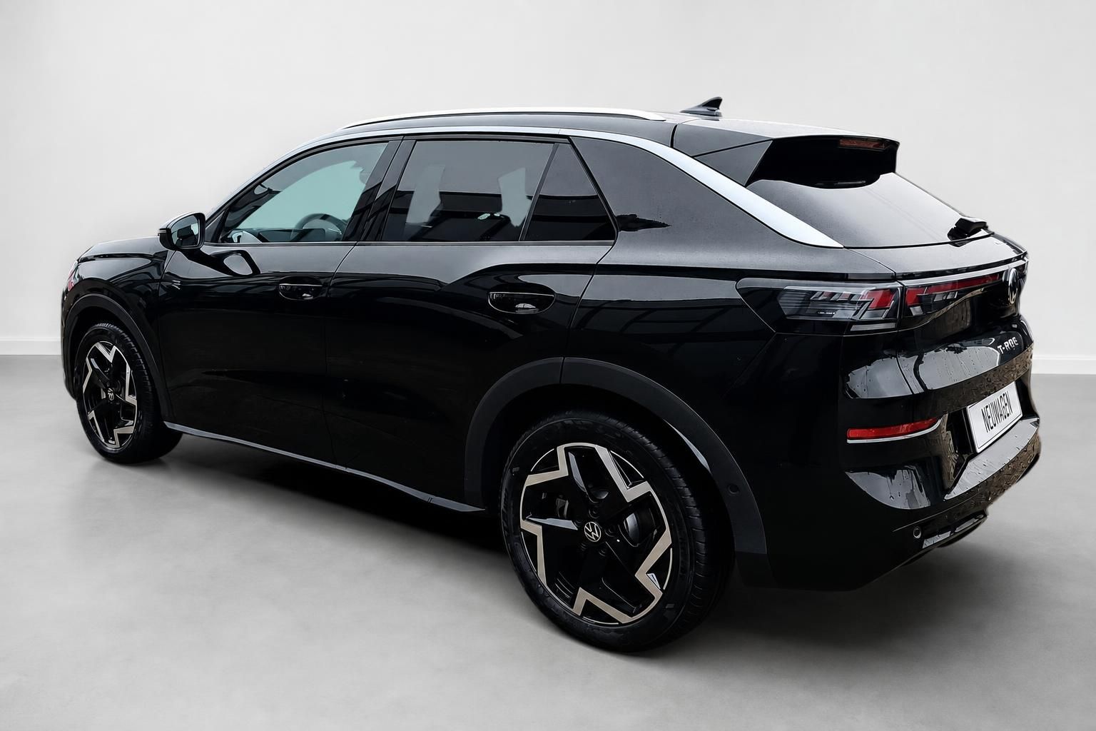 VW T-Roc schwarz Heckansicht seitlich im Studio