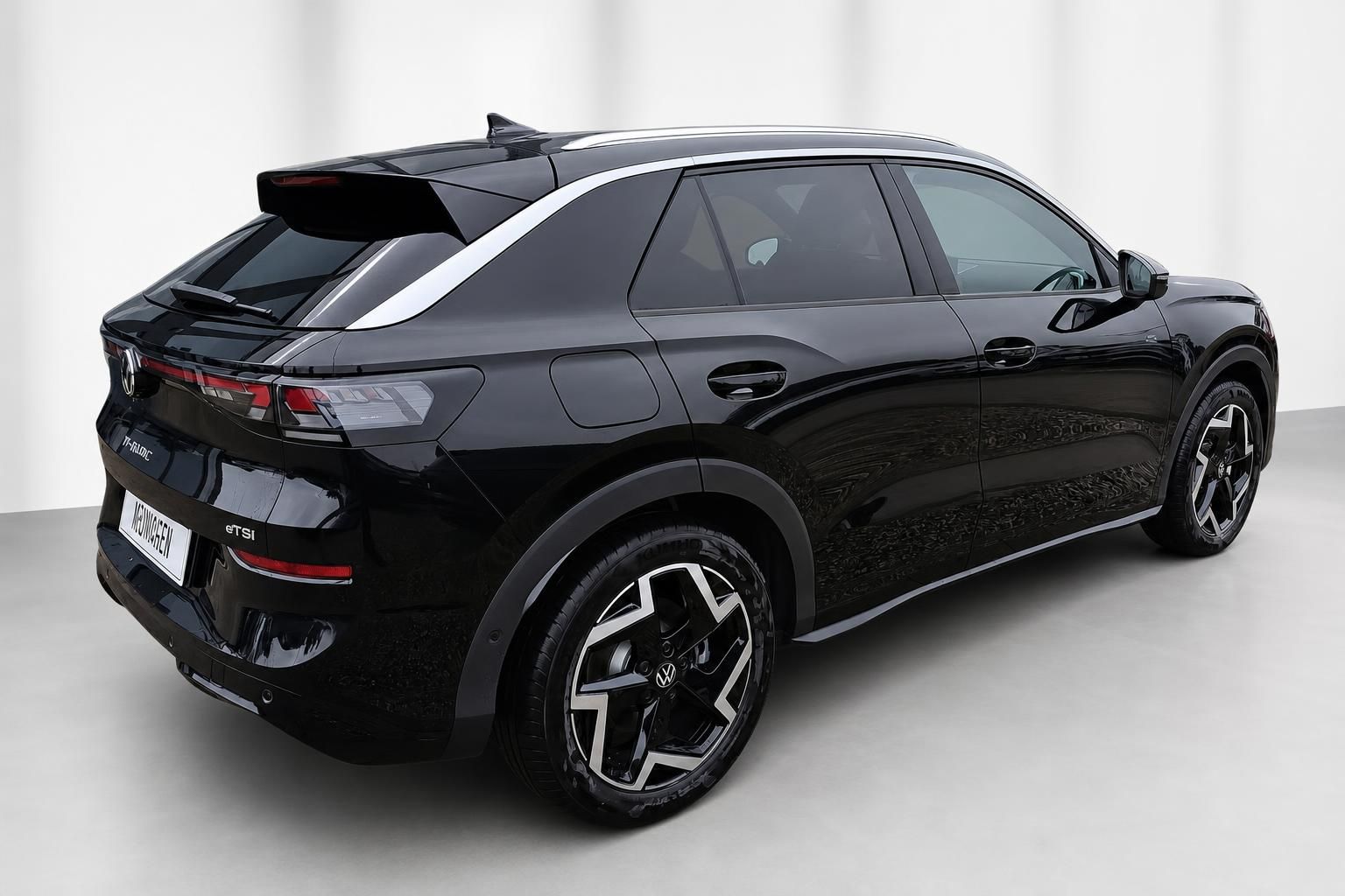 VW T-Roc schwarz Heck- und Seitenansicht Studioaufnahme