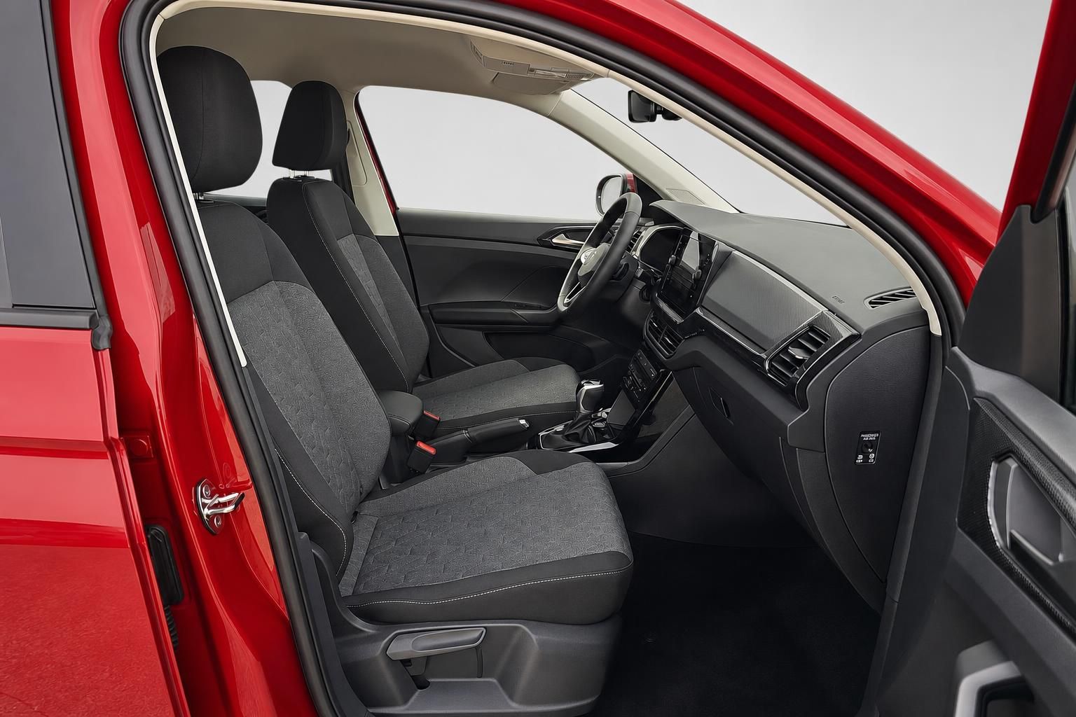 VW Innenraum roter Fahrzeugtuer offen mit Blick auf Fahrersitz und Armaturenbrett