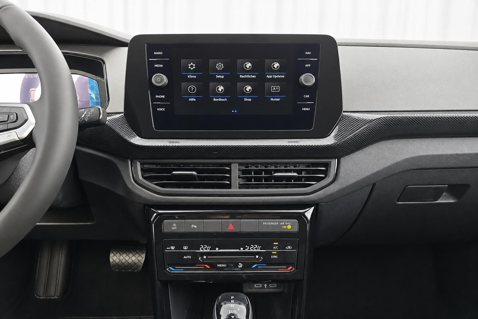 VW Cockpit Detail mit Touchscreen Infotainmentsystem und Klimabedienung