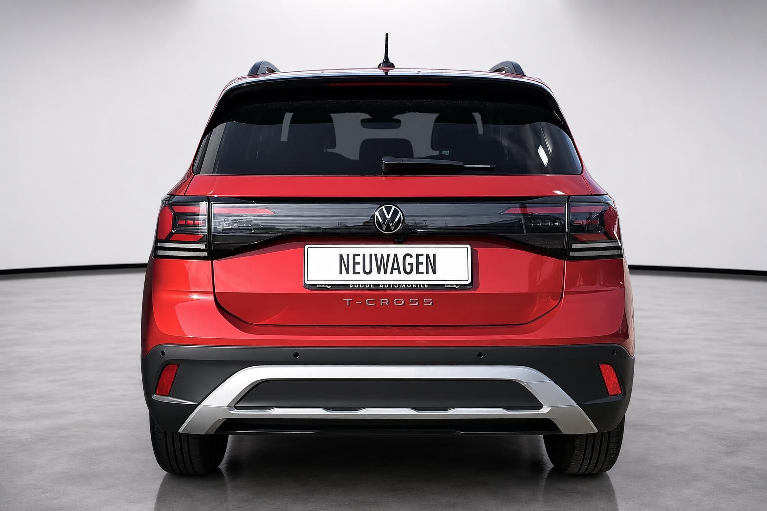 VW T-Cross rot, direkte Heckansicht im Studio