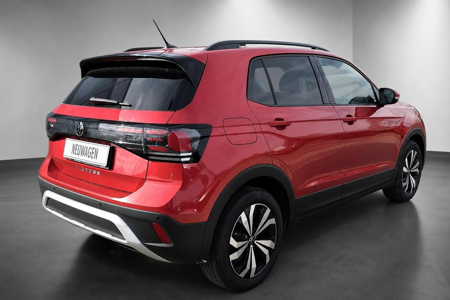 VW T-Cross rot, Heckansicht schräg im Studio