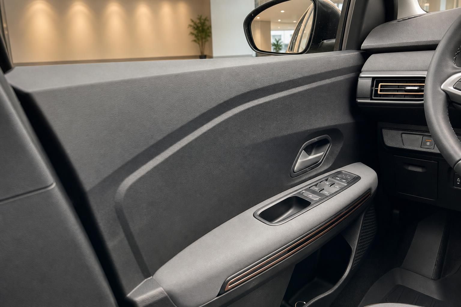 Dacia Fahrerseite mit Fensterheberschaltern und Türverkleidung in grauem Design