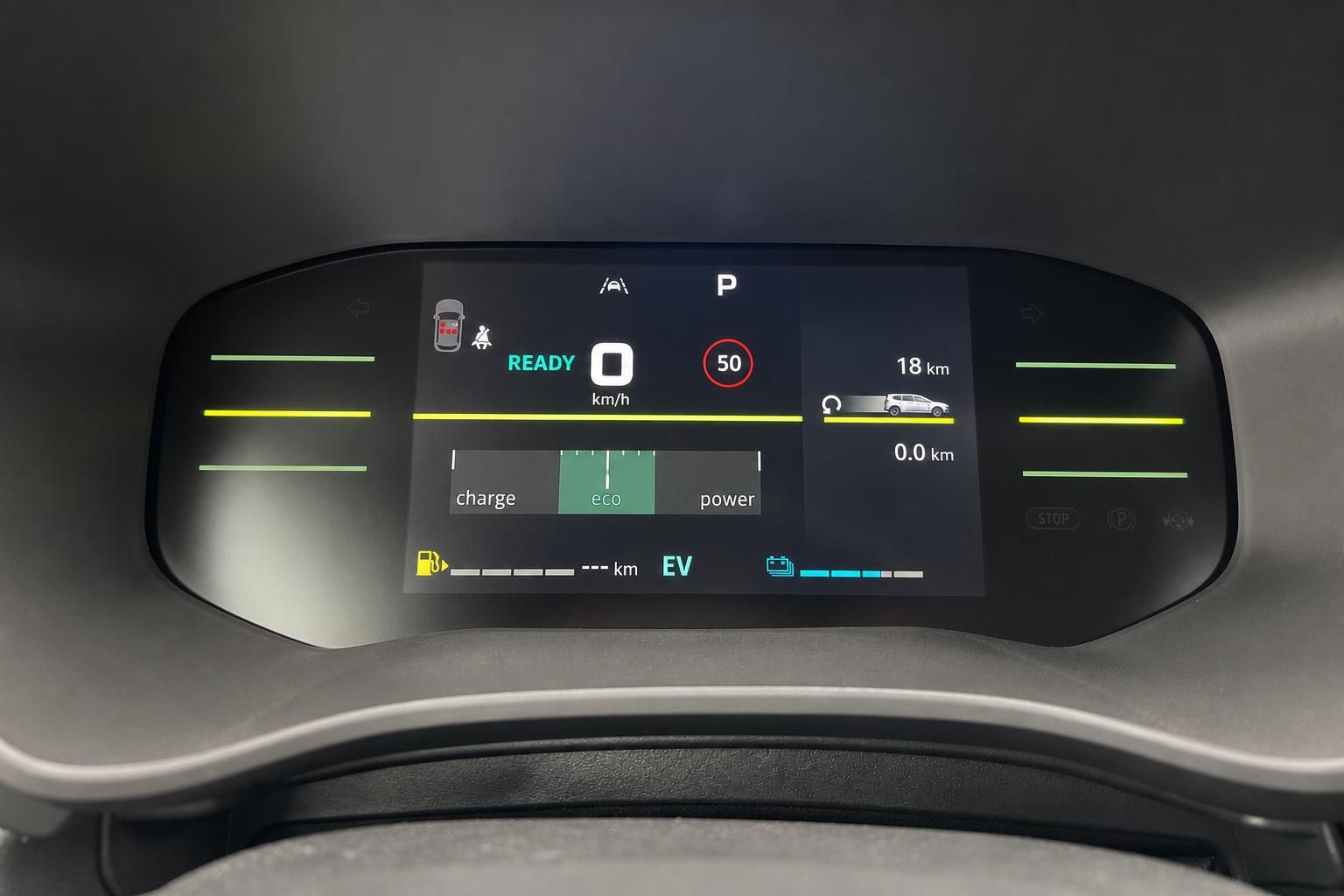 Digitales Kombiinstrument eines Elektrofahrzeugs mit ECO-Modus und Ladeanzeige