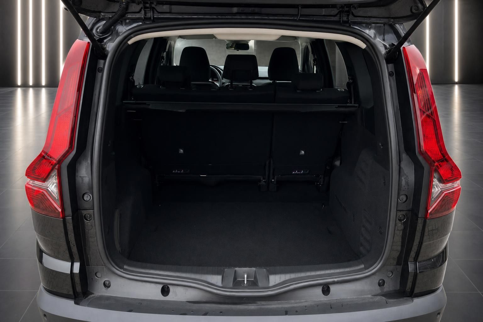 Geöffneter Kofferraum eines modernen SUV mit umgeklappten Rücksitzen und großem Stauraum
