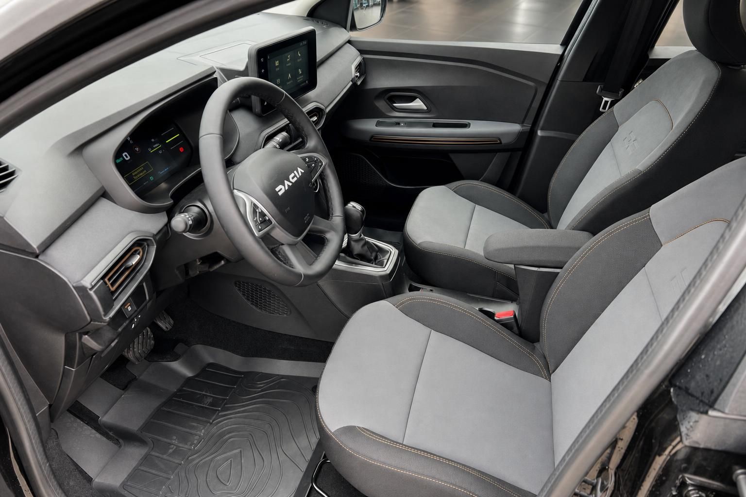 Dacia Innenraum - Fahrersitz und Armaturenbrett mit Touchscreen