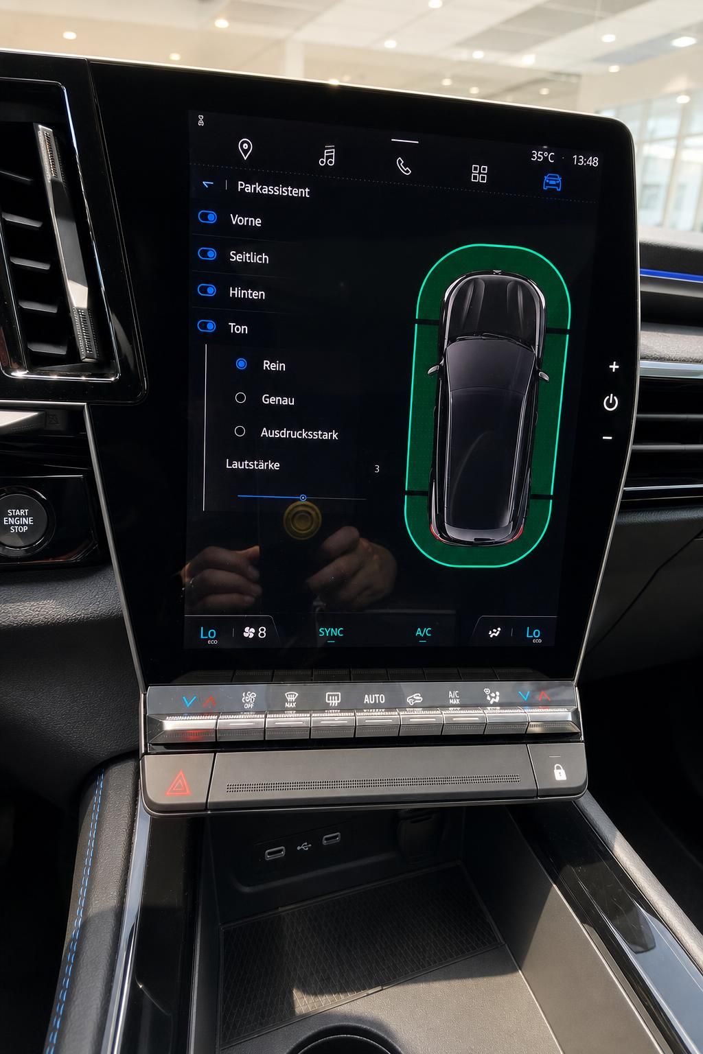 Touchscreen mit Parkassistent-Menü im Fahrzeug-Cockpit