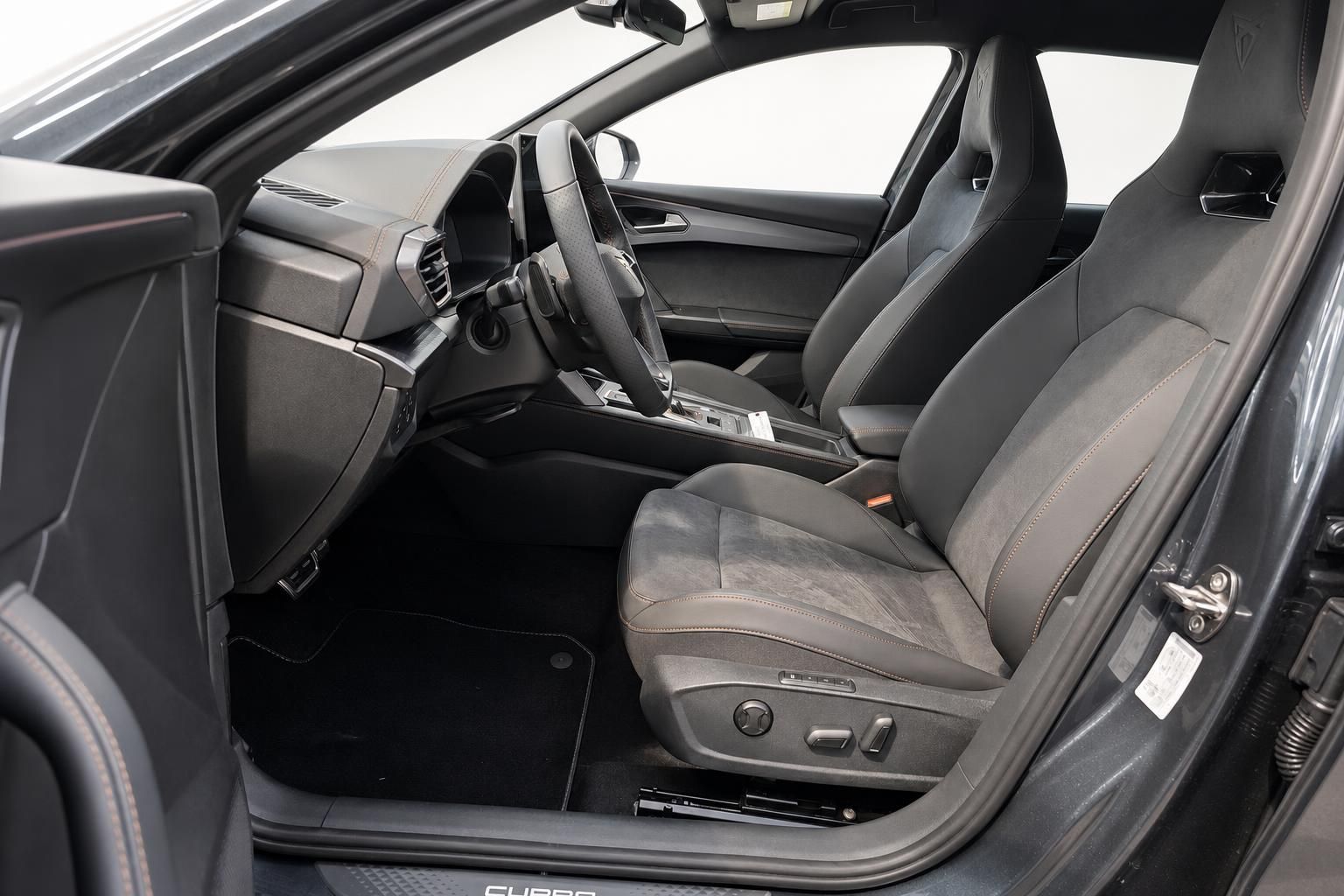 Cupra Innenraum mit Sportsitzen und Cockpit von der Seite