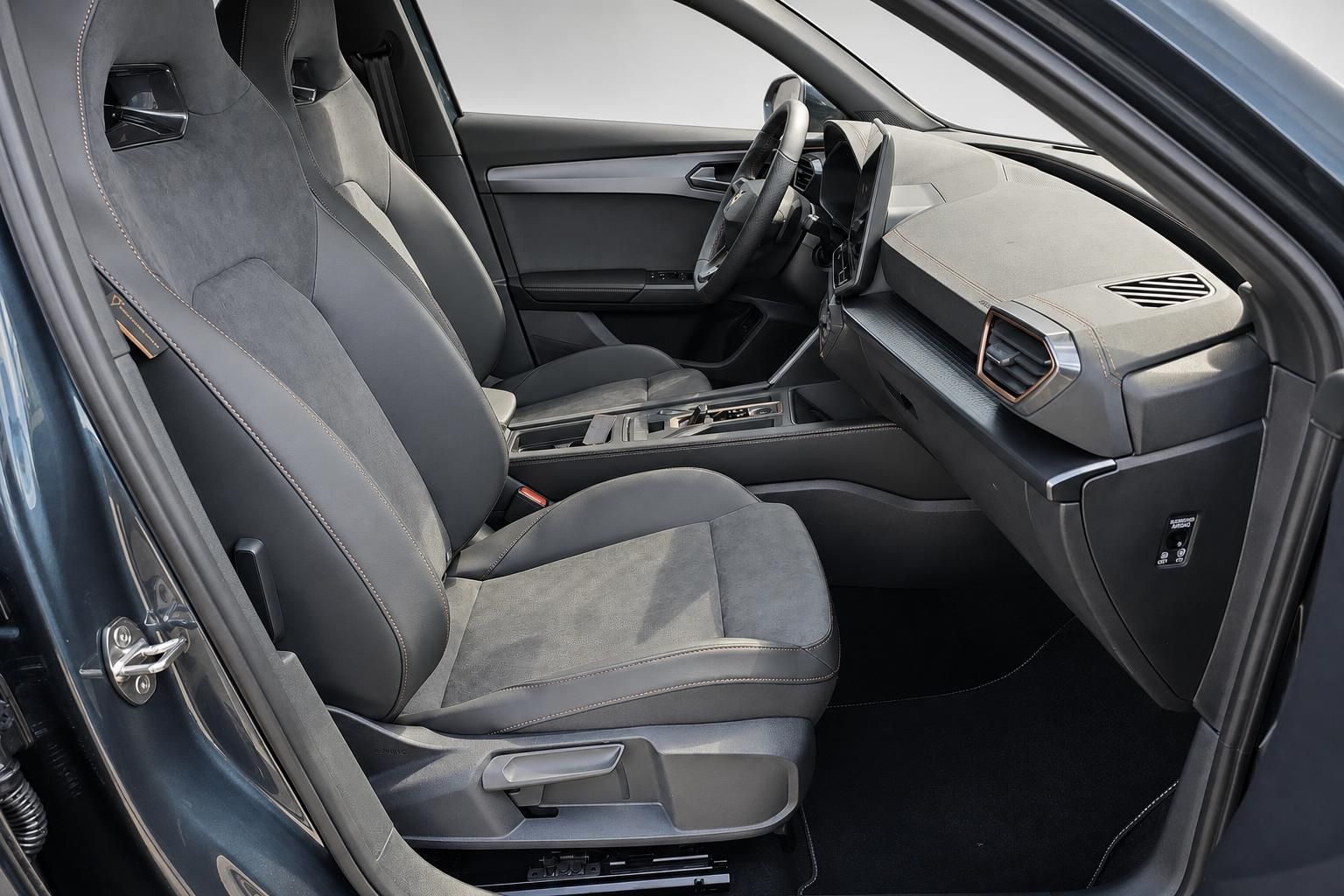 Cupra Interieur Vordersitze und Armaturenbrett im Detail