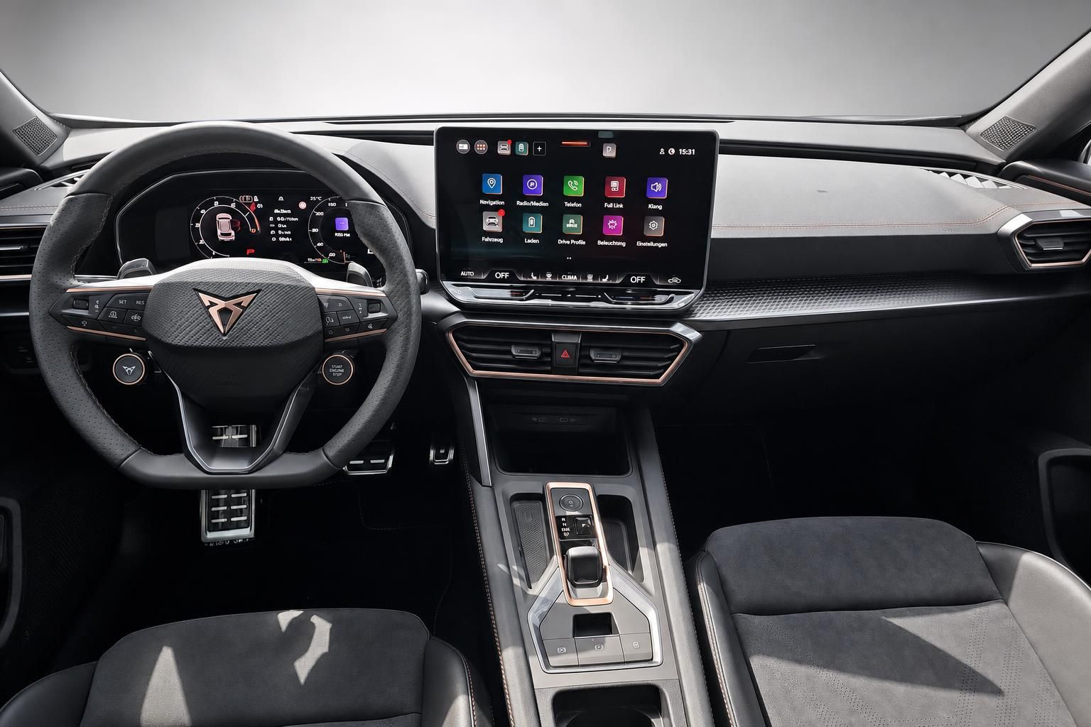 Cupra Cockpit mit Lenkrad und Infotainment-Bildschirm