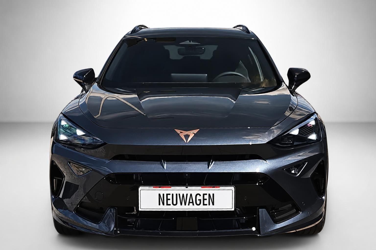 Cupra Formentor Neuwagen, Frontansicht mit Cupra-Logo im Fotostudio