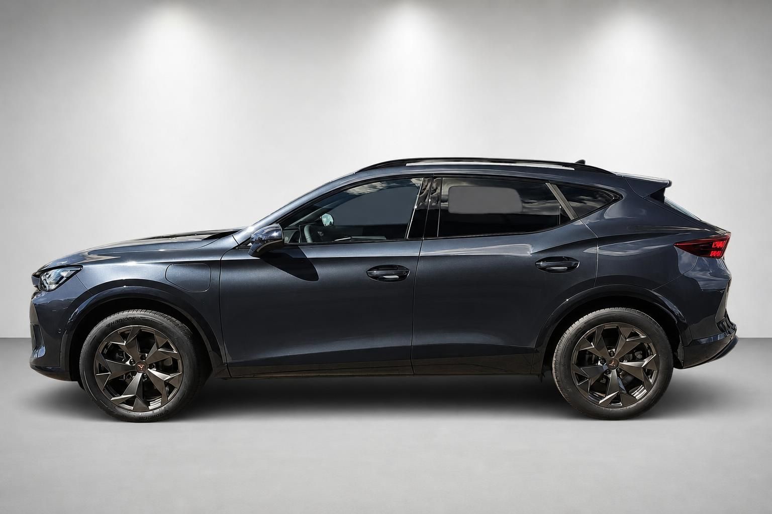 Cupra Formentor Grau-Metallic, Seitenansicht mit Panoramadach im Studio