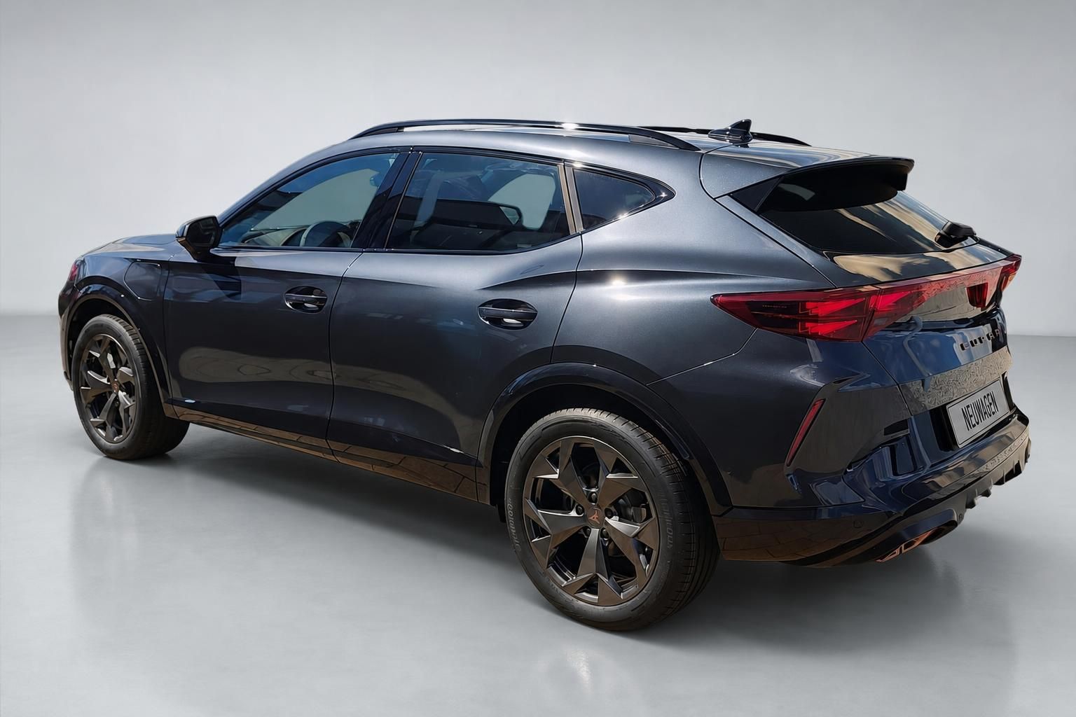 Cupra Formentor in Grau-Metallic, Heckansicht mit Dachspoiler im Studio