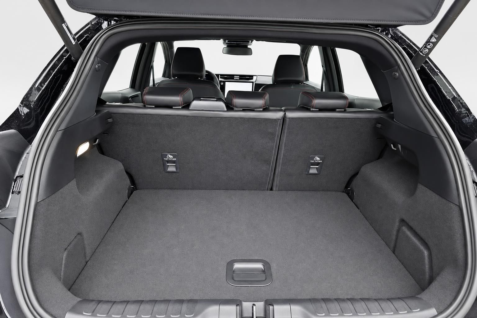 Kofferraum eines SUV mit umgeklappten Rücksitzen und viel Stauraum