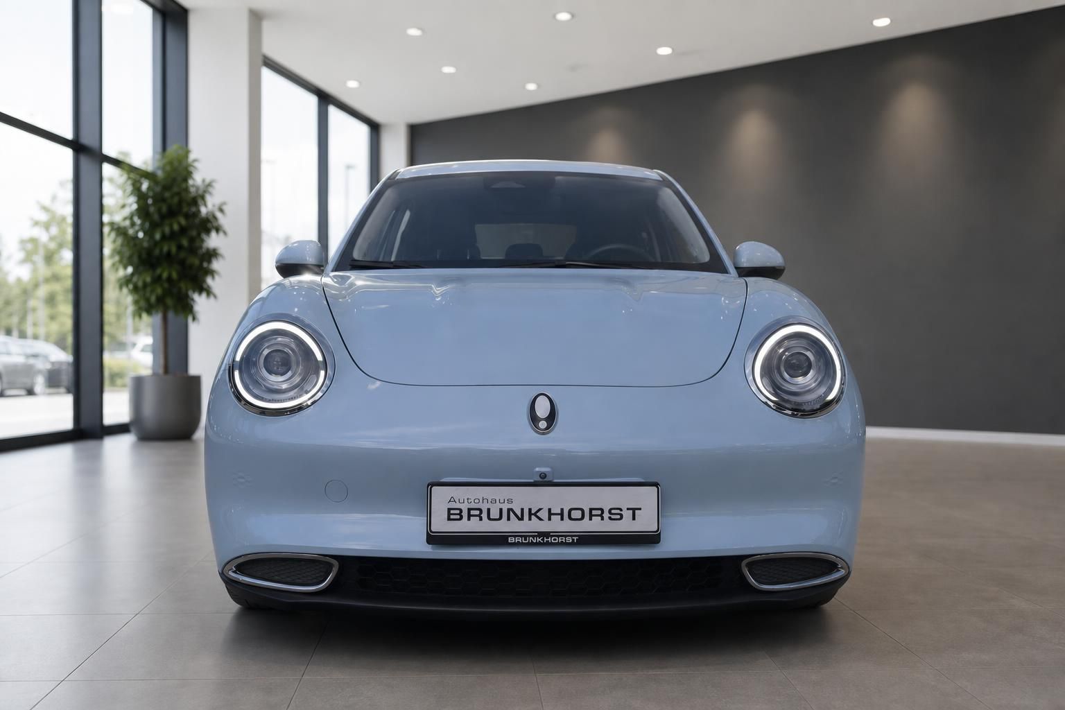 Hellblaues Elektrofahrzeug Frontansicht im Autohaus Brunkhorst Showroom