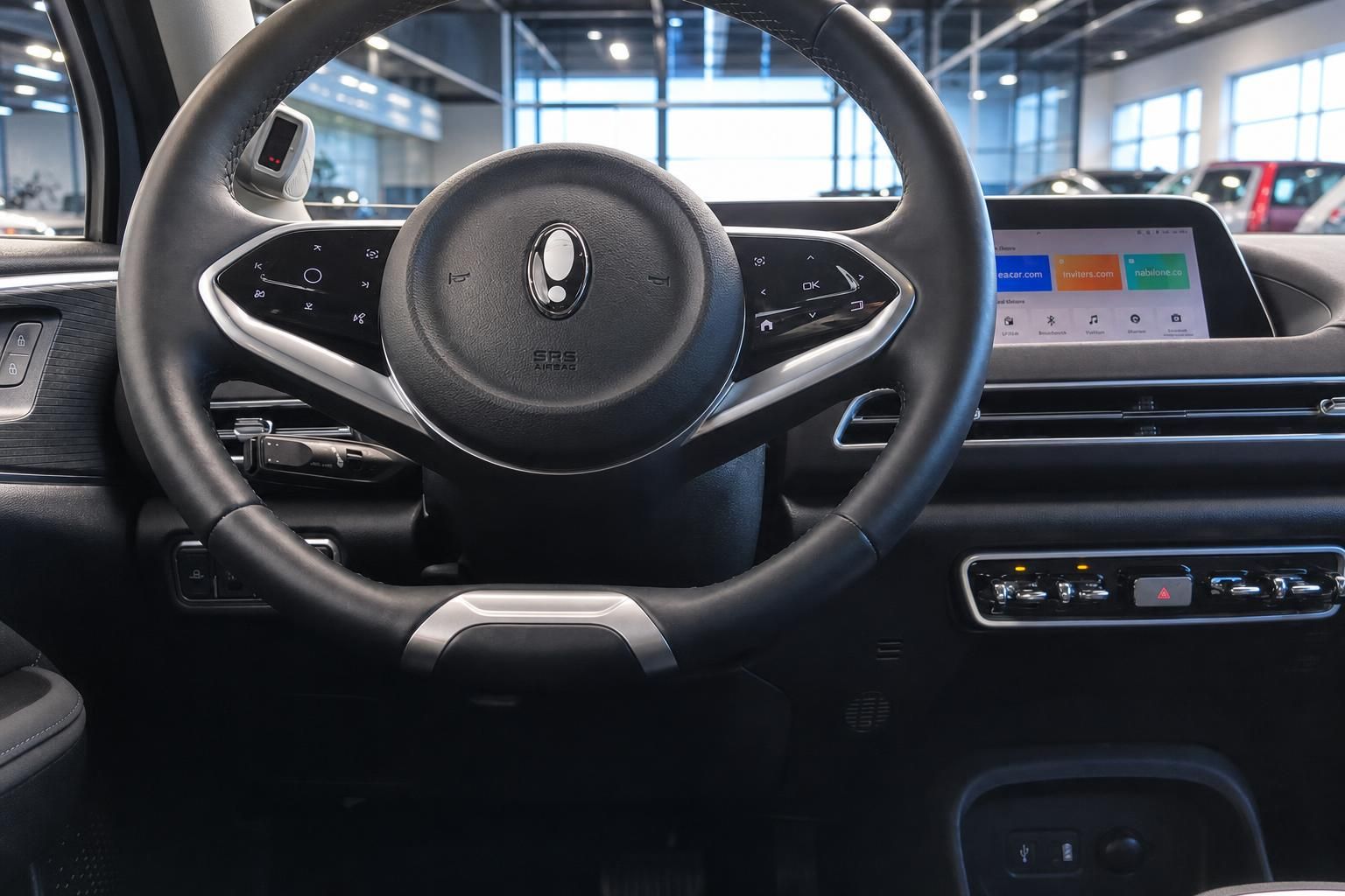 Modernes Armaturenbrett mit digitalem Display und Multifunktionslenkrad - Elektroauto Innenraum