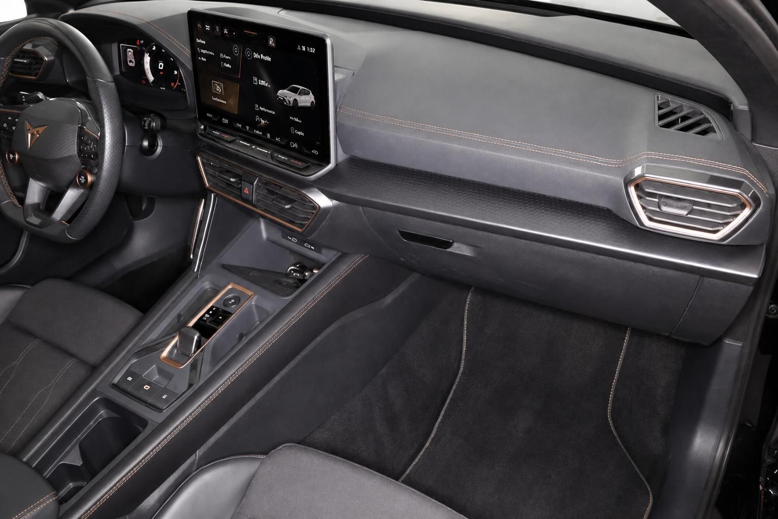 Armaturenbrett und Mittelkonsole mit Touchscreen im Cupra