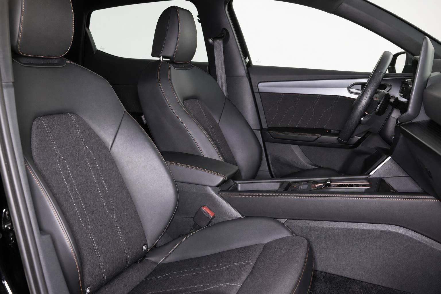 Vordersitze und Cockpit im Innenraum eines Cupra Fahrzeugs
