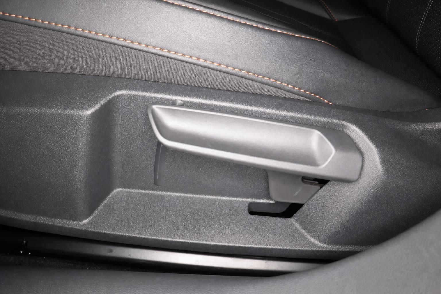 Sitzverstellhebel im Detail an der Fahrzeugtür